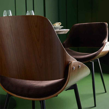 Chaise Mannix finition noyer velours marron 78x56x54cm
